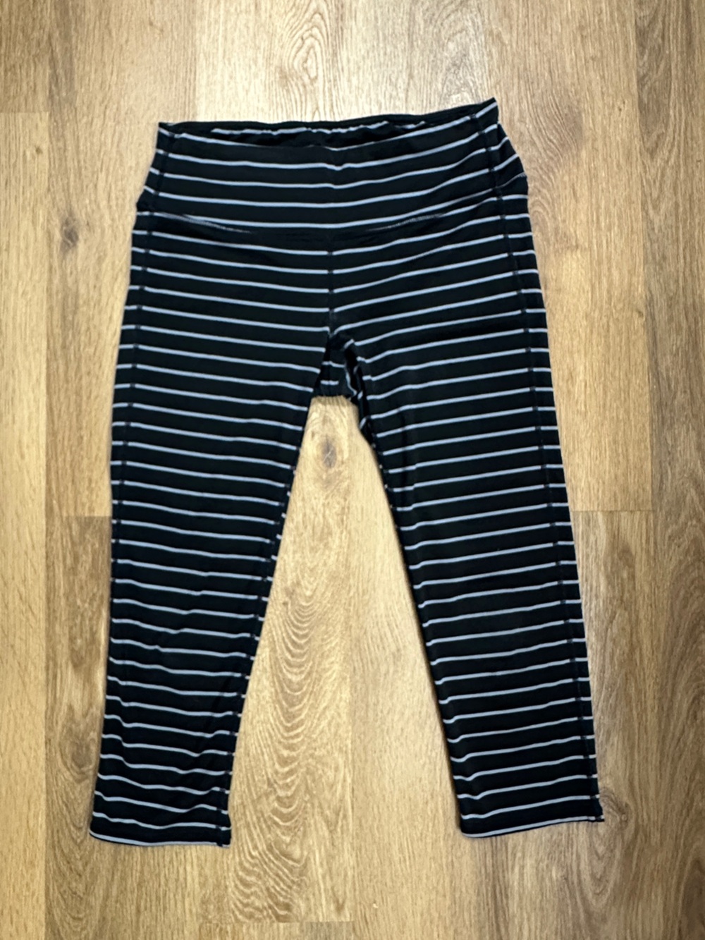 Athleta Stripe Cropped Leggings Women’s Medium Black Gray Athletic Yoga Pants